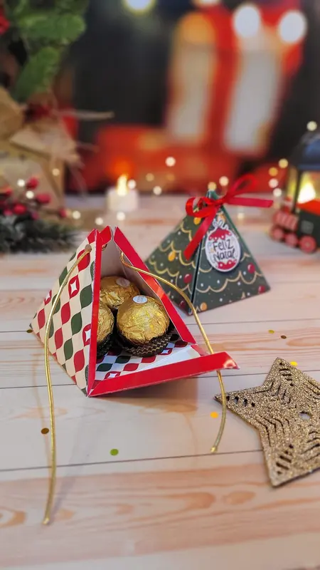 Caixinha Pirâmide de Natal com Bombons